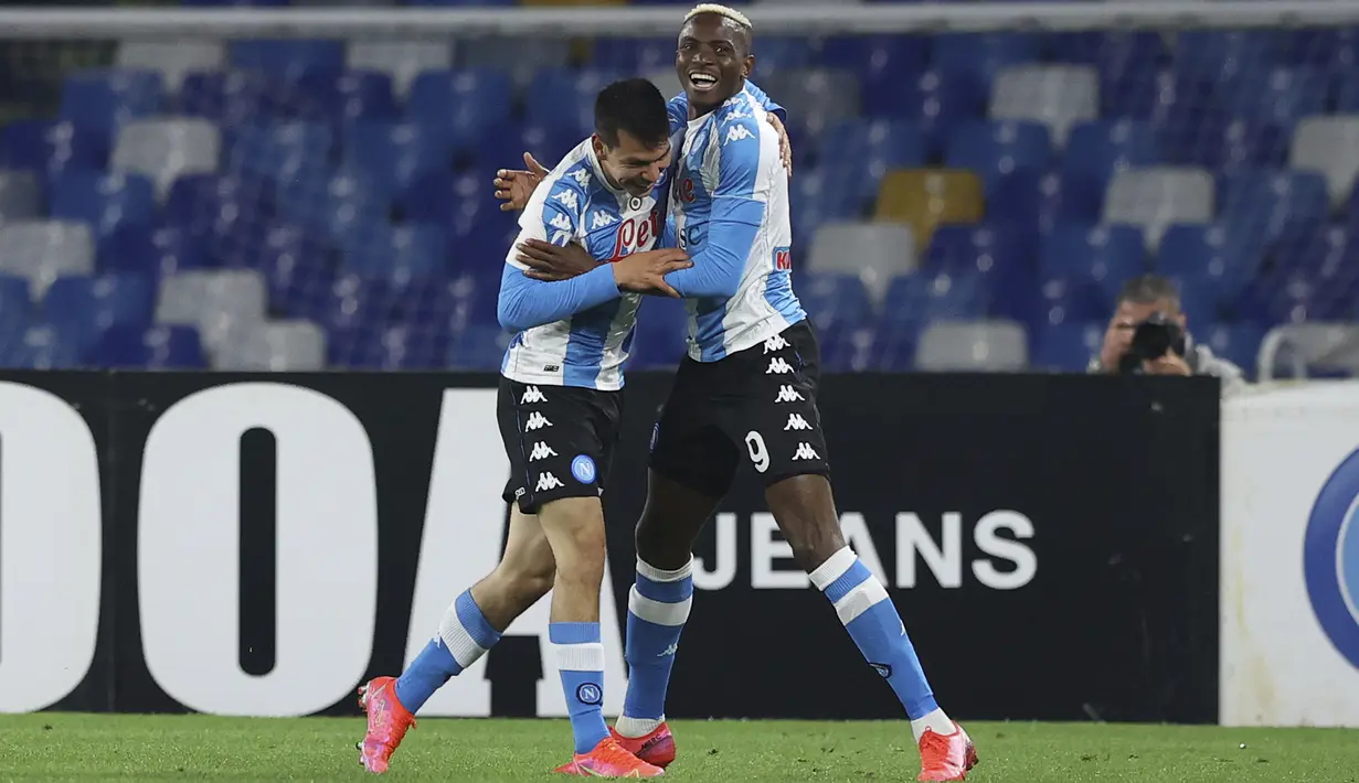 Penyerang Napoli, Victor Osimhen (kanan) berselebrasi setelah mencetak gol ke gawang Lazio pada pertandingan  Liga Serie A Italia di Stadion San Paolo, Italia, Jumat (23/4/2021). Bagi Lazio, kekalahan ini membuat barada di peringkat ke-6 lewat raihan 58 angka. (Alessandro Garofalo/Lapresse via AP)