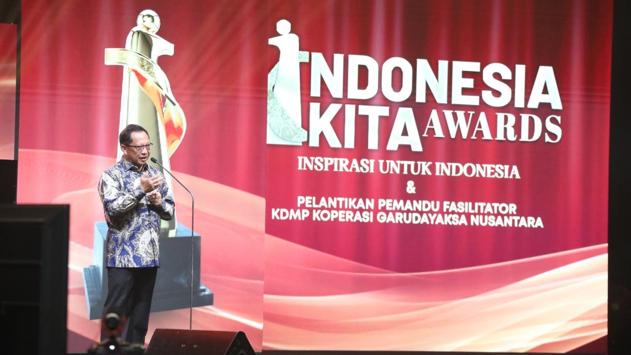 Tito Karnavian meraih penghargaan Distinguished Leadership in Home Affairs dari ajang Indonesia Kita Awards.