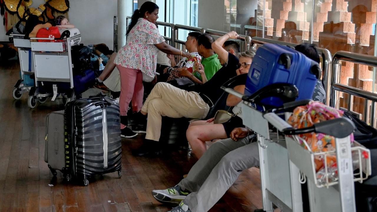 Bandara Ditutup Akibat Abu Vulkanik, Ratusan Penumpang Menumpuk di Labuan Bajo