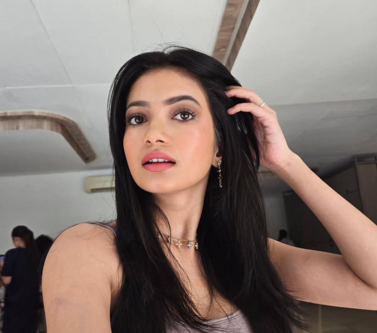 Aura Elegan dan Natural, Ratu Sofya Tampil Stunning di Setiap Potret!
