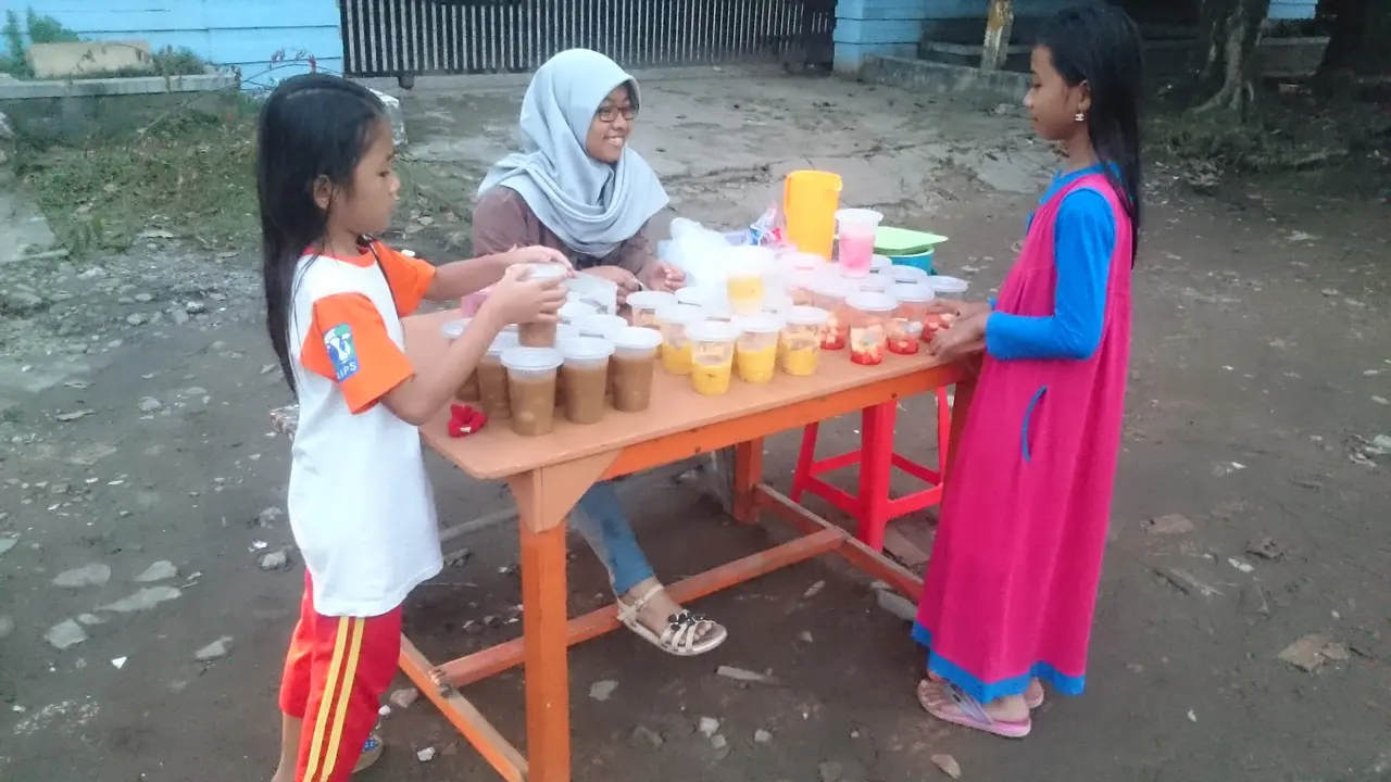 Kisti dan Amanda berjualan menu berbuka puasa (Liputan6.com / Nefri Inge)