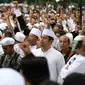 Massa dari ormas Islam berorasi menyampaikan kecaman terhadap Basuki Tjahaja Purnama di Balai Kota Jakarta, Jumat (14/10). Mereka berdemonstrasi terkait pernyataan Ahok yang dinilai menyinggung satu golongan masyarakat. (Liputan6.com/Immanuel Antonius)