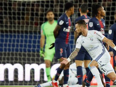 Pemain Strasbourg, Anthony Goncalves, merayakan gol yang dicetak ke gawang Paris Saint-Germain pada laga liga Prancis di Stadion Parc des Princes, Paris, Minggu (7/4). Kedua tim bermain imbang 2-2. (AP/Francois Mori)