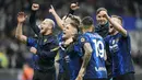 Para pemain Inter Milan melakukan selebrasi usai melawan AC Milan pada leg kedua semifinal Coppa Italia di Stadion San Siro, Milan, Italia, 19 April 2022. Inter Milan menang 3-0. (AP Photo/Luca Bruno)