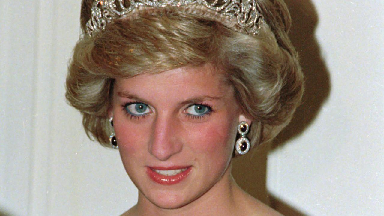 Putri Diana pada 7 November 1985. Ia mengenakan tiara Spencer saat menghadiri jamuan makan malam bersama Pangeran Charles di Australia. (AP Photo/Jim Bourdier, FILE)