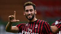 5. Hakan Calhanoglu - Gelandang asal Turki ini masih konsisten menunjukan performa apiknya bersama AC Milan di Serie A musim ini. Calhanoglu tercatat telah menorehan empat gol dan empat assists di Serie A dan Liga Europa. (AFP/Marco Bertorello)