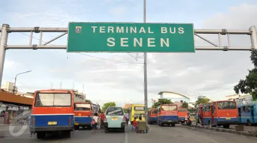   Sejumlah mikrolet menunggu penumpang di Terminal Senen, Jakarta, Selasa (25/10). Dishubtrans DKI Jakarta kaji kembali revitalisasi Terminal Senen terkait rencana mengintegrasikan dengan Pasar Senen Blok III. (Liputan6.com/Yoppy Renato)