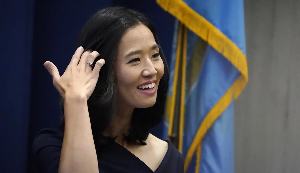 Michelle Wu tersenyum setelah dilantik sebagai Wali Kota Boston, di Balai Kota Boston, Selasa (16/11/2021). Michelle Wu dilantik sebagai perempuan pertama yang menjabat sebagai Wali Kota Boston. (AP Photo/Charles Krupa)