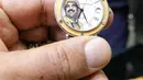 Seorang penjual menunjukan jam tangan yang bergambar mantan Presiden Irak, Saddam Hussein di Baghdad, Irak (28/12). Pada 5 November 2006 Hakim Ketua Rauf Rasheed Abdel Rahman menjatuhkan hukuman mati kepada Saddam Hussein. (AFP/Sabah Arar)