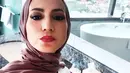 Rupanya, gaya berhijab Wanda Hamidah tidak hanya memperlihatkan sebagian rambut, namun juga bagian lehernya. (FOTO: instagram.com/wanda_hamidah)
