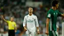 Penyerang Real Madrid, Cristiano Ronaldo menutup matanya disela laga pekan lima La Liga melawan Real Betis di Santiago Bernabeu, Rabu (20/9). Real Madrid menyerah di tangan Real Betis 0-1. (AP Photo/Francisco Seco)