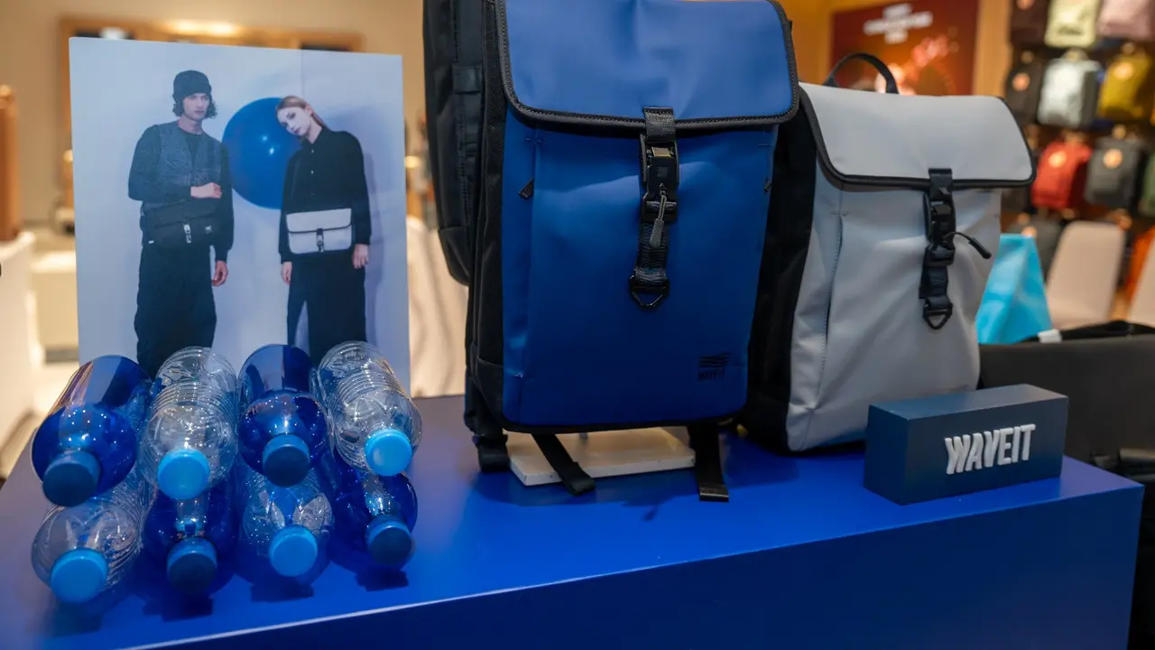 WAVEIT tas asal Hong Kong terbuat dari sampah botol plastik di laut