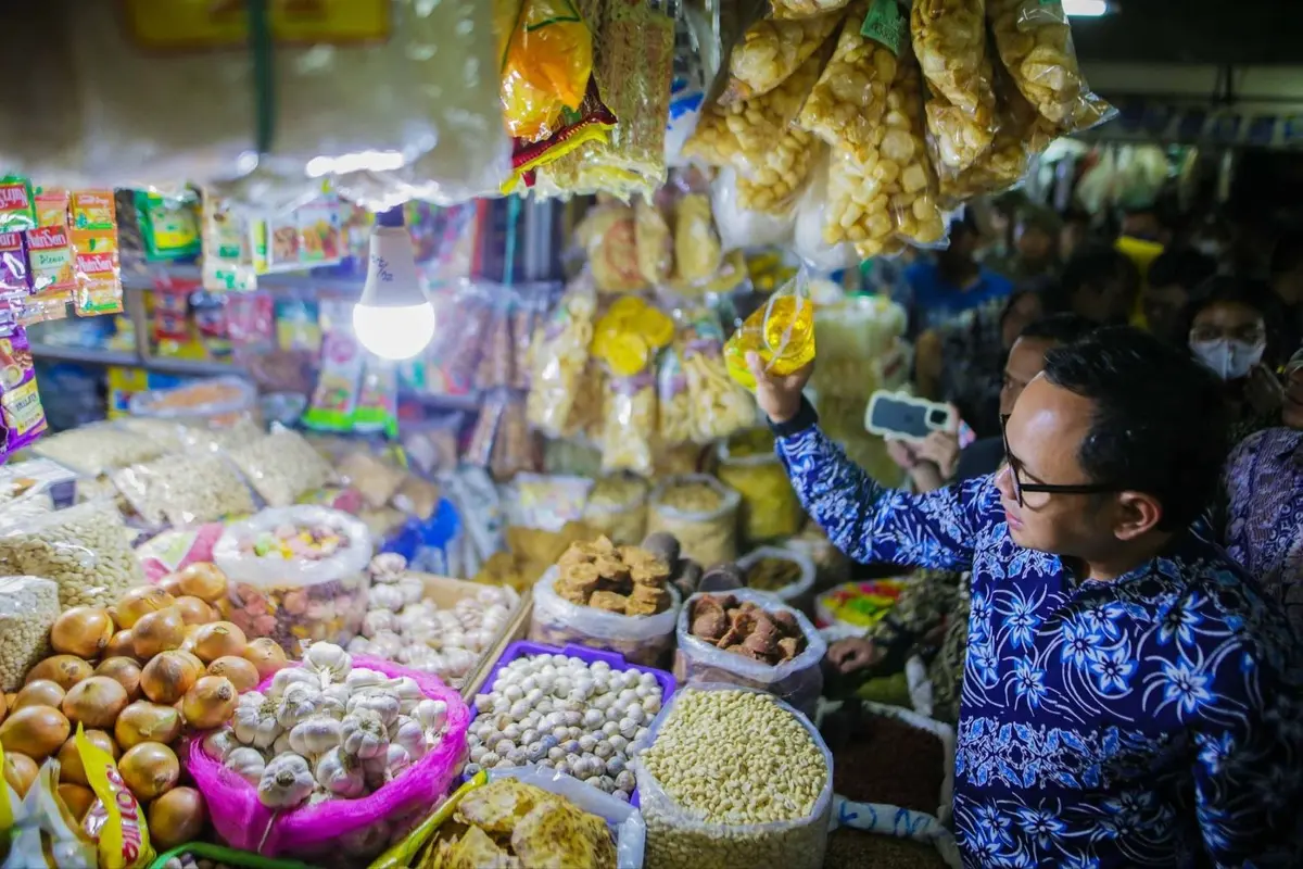 Wali Kota Bogor, Bima Arya melakukan inspeksi mendadak (sidak) untuk mengecek langsung ketersediaan minyakita di pasar tradisional, Jumat (10/2/2023).