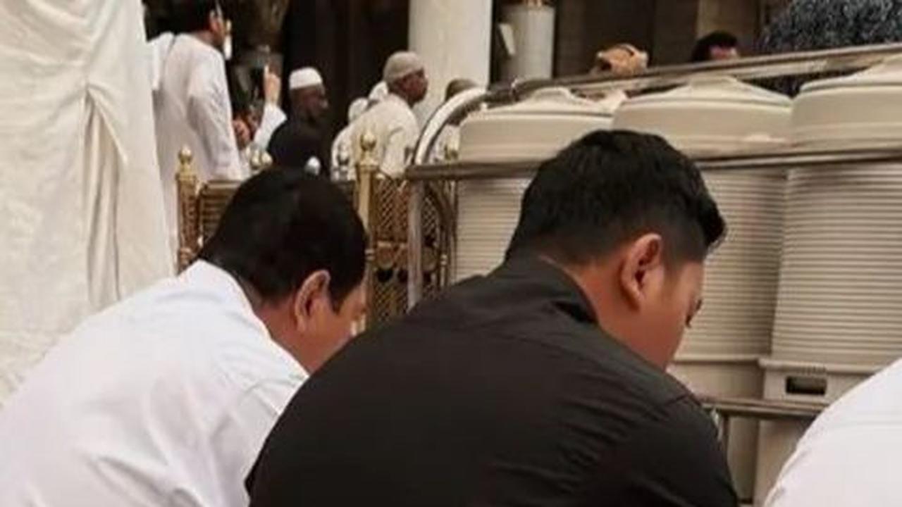 Darma Mangkuluhur, putra sulung Tommy Soeharto, terlihat sangat khusyuk dalam beribadah di Tanah Suci.