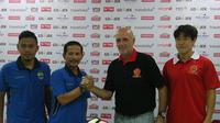 Pelatih Persib Bandung, Djadjang Nurdjaman, berjabat tangan dengan Pelatih PS TNI, Laurent Hatton, didampingi pemain dari masing-masing tim, Tony Sucipto dan Hong Soon-hak, jelang laga di Stadion Pakansari, Cibinong. (Bola.com/Benediktus Gerendo Pradigdo)