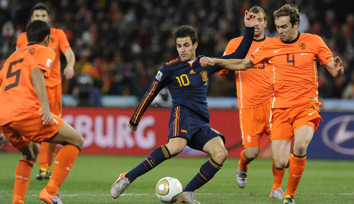 <p>Cesc Fabregas. Eks gelandang tengah Spanyol yang kini masih bermain bersama Como ini tercatat pernah berseragam Arsenal selama 8 musim mulai 2003/2004 hingga 2010/2011. Pada Piala Dunia 2010 di Afrika Selatan, ia menjadi bagian dalam skuad Tim Matador meraih gelar juara usai mengalahkan Belanda 1-0 lewat perpanjangan waktu di partai final. Ia berjasa menyumbang assist untuk gol kemenangan yang dicetak Andres Iniesta dalam laga final tersebut. (AFP/Javier Soriano)</p>