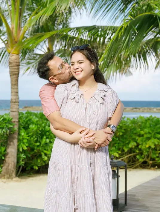 Dipeluk Raffi Ahmad, Nagita Slavina kenakan maxi dress bergaris. Bisa jadi inspirasi OOTD cantik di pantai tanpa harus pakai bikini [@raffinagita1717]