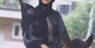 Di tengah kesibukannya menjadi selebgram, Darah Arafah selalu membagi waktunya untuk berkuda