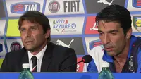 Italy's goalkeeper Gianluigi Buffon (R) talks during a news conference, with his coach Antonio Conte, before the Euro 2016 qualifying soccer match against Bulgaria in Palermo, Italy September 5, 2015. Picture take September 5, 2015. REUTERS/Stringer
