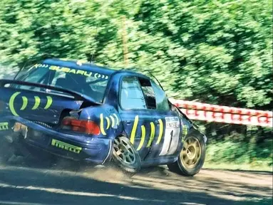 Kecelakaan yang menimpa Colin McRae di 1996 Rally Finland dengan mobil Subaru Impreza 555. (Source: Instagram/@rallyes90s)