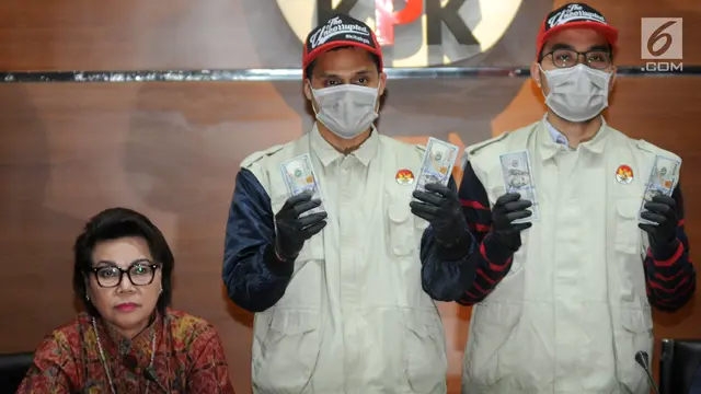 OTT KPK Muara Enim, Petugas Tunjukkan Uang Suap Ribuan Dollar AS