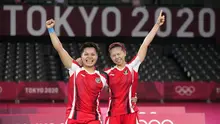 Ganda putri Indonesia Greysia Polii / Apriyani Rahayu merayakan kemenangan atas Lee Sohee dan Shin Seungchan dari Korea Selatan dalam pertandingan semifinal badminton Olimpiade Tokyo 2020 di Musashino Forest Sport Plaza, Tokyo, Jepang, Sabtu, 31 Juli 2021