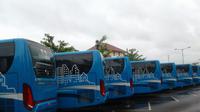 Sebanyak 32 ban bus bantuan Kemenhub hilang saat diperiksa untuk uji kelayakan. (Liputan6.com/Felek Wahyu)