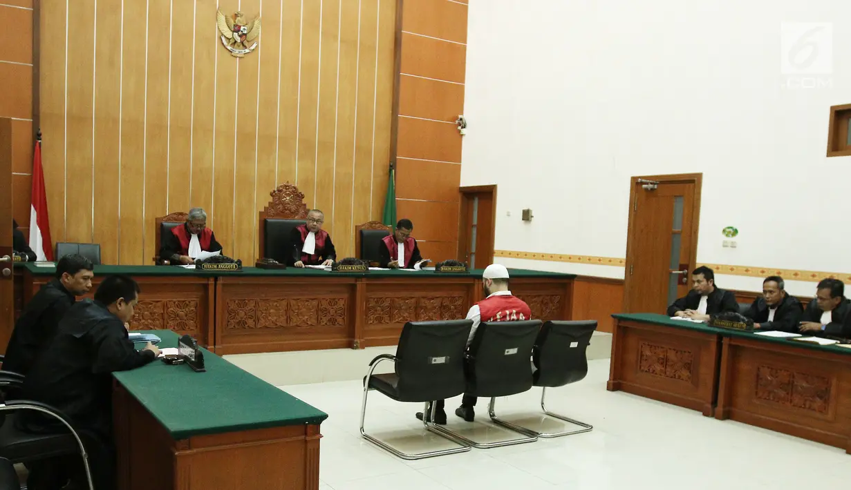 Suasana sidang perdana kasus narkoba pedangdut Ridho Rhoma di Pengadilan Negeri Jakarta Barat, Selasa (4/7).  Ridho Rhoma menjalani sidang perdana kasus narkoba dengan agenda mendengarkan pembacaan surat dakwaan dari JPU. (Liputan6.com/Herman Zakharia)