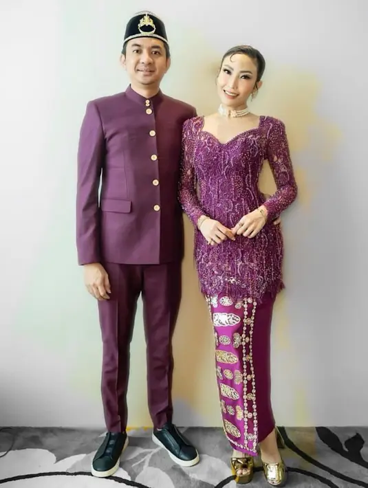 Kebaya ungu Ayu Dewi bisa jadi inspirasi kebaya lamaran setelan. Kebaya ini memiliki aksen keran sweet heart yang dihiasi payetan dipadukan bawahan rok ungu yang memiliki aksen gold. [@askyfebrianti]