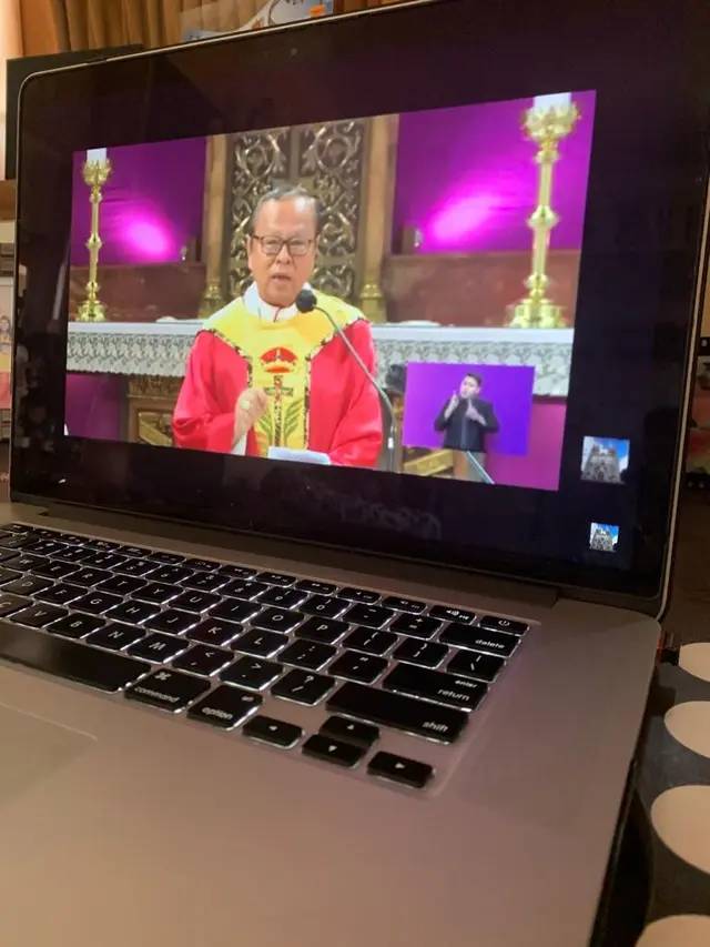Misa Minggu Palma di Gereja Katedral Jakarta, dipimpin oleh Mgr Ignasius Soeharyo yang juga disiarkan secara online.