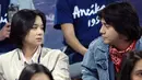 Adu akting dengan Zee JKT48, tak sedikit penggemar Dilan yang sudah tak sabar menantikan chemistry keduanya. Meski baru pertama kali adu akting, namun kebersamaan Arbani dan Zee JKT48 saat konferensi pers berhasil curi perhatian. Dalam momen tersebut, Zee tampil dengan rambut bondol ala Ancika dan Arbani dengan jaket khas Dilan membuat film Ancika 1995 semakin bikin penasaran. (Liputan6.com/IG/@bahasa_hanief)