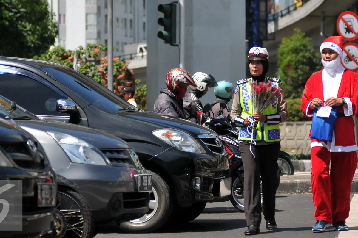 20151223-Polisi-Sinterklas-Bagikan-Bunga-dan-Masker-Jakarta-YR