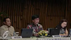 Direktur Utama PT Surya Citra Media Tbk (SCMA) Sutanto Hartono (tengah) memaparkan performa perusahaan dalam paparan publik SCM di SCTV Tower, Jakarta, Jumat (16/12/2016). SCM akan semakin memperkuat bisnis konten di 2017 (Liputan6.com/Faizal Fanani)