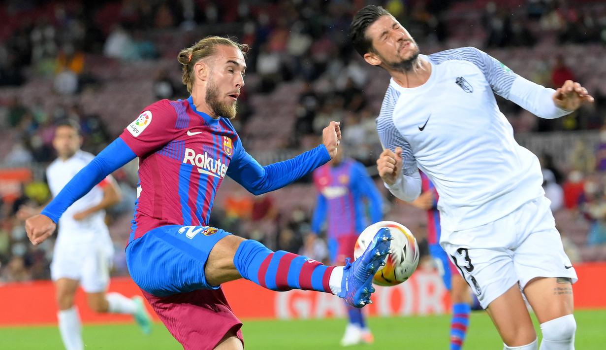 Oscar Mingueza. Bek Spanyol berusia 22 tahun ini dipromosikan Ronald Koeman ke tim utama Barcelona pada musim 2020/2021 lalu. Seiring peningkatan performanya di lini belakang Barca, total ia telah tampil dalam 46 laga dengan torehan 2 gol dan 2 assist. (AFP/Lluis Gene)