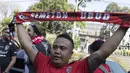 Pendukung Bali United membentangkan syal di depan hotel tempat pemain jelang laga perempat final antara Bali United melawan Arema Cronus di Malang, Sabtu (19/9/2015). (Bola.com/Vitalis Yogi Trisna)