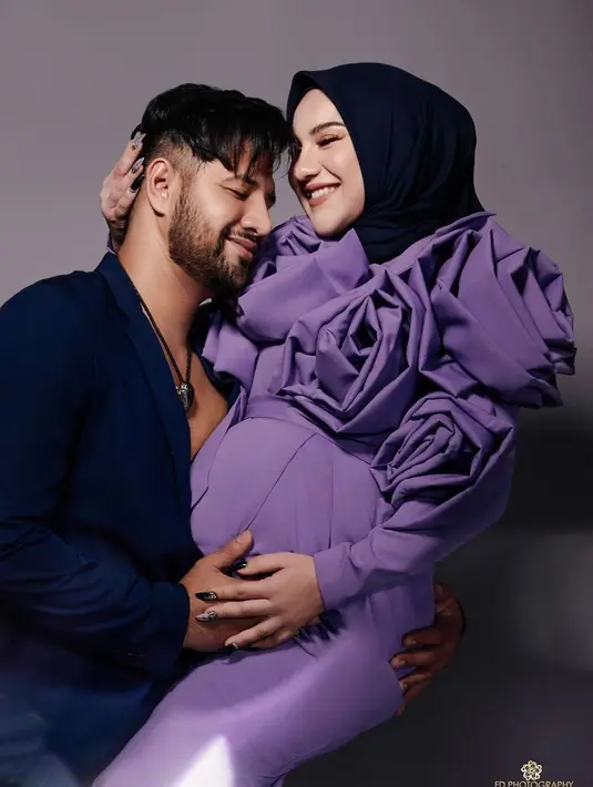 4. Tak sendirian pemotretan kali ini juga ditemani oleh sang suami, Ammar Zoni. (Instagram/fdphotography90).
Penampilan Irish Bella dilengkapi dengan hijab warna hitam, ditambah pulasan makeup yang flawless oleh Ciel Makeup Artist. (Instagram/fdphotography90).