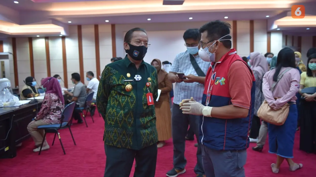 Gubernur sulawesi tengah, Longki djanggola (kanan)