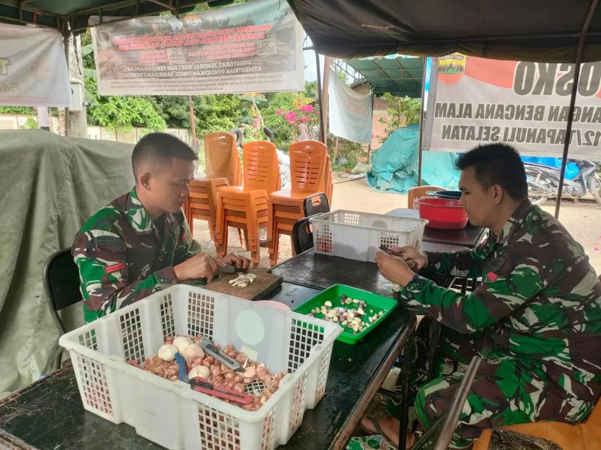 Satgas Bekangdam I/BB Operasikan Dapur Umum untuk Warga Terdampak Banjir di Tolang Julu