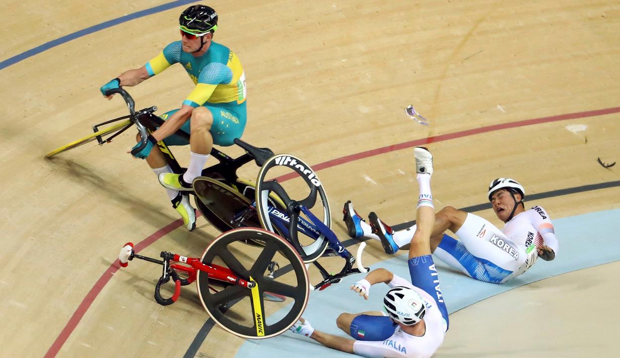  Pebalap Australia, Glenn O'Shea, bersenggolan dengan Elia Viviani (Italia), dan Park Sang-Hoon (Korea Selatan), dalam final omnium 40 km points race putra Olimpiade Rio 2016 di Rio Velodrome, Rio de Janeiro, Brasil, (15/8/2016). (Reuters/Paul Hanna)