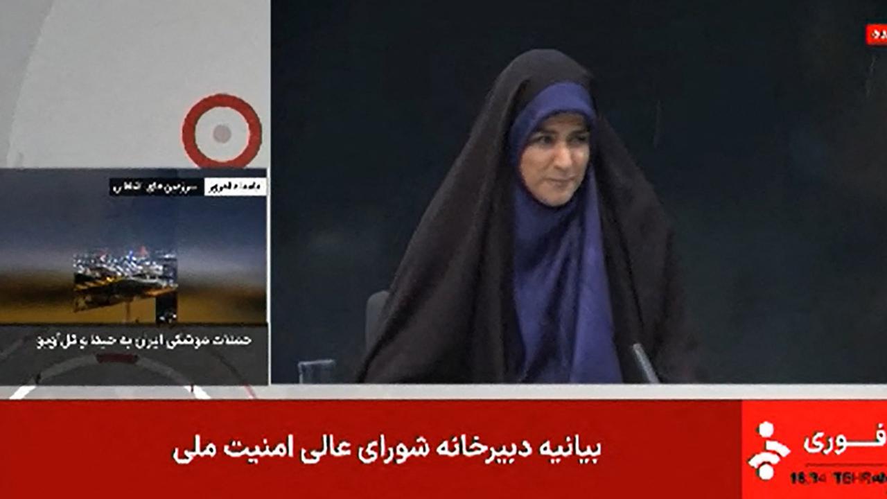 FOTO: Momen Penyiar Televisi Menghentikan Siaran Langsung Saat Serangan Udara Israel Menghantam Gedung Broadcasting