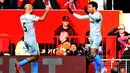 Gelandang West Ham United, Felipe Anderson berselebrasi bersama bek Pablo Zabaleta  usai mencetak gol ke gawang Manchester United pada lanjutan Liga Inggris di Old Trafford (13/4). MU menang tipis atas West Ham 2-1. (AFP Photo/Paul Ellis)
