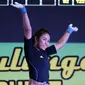 Lifter Jatim, Acchedya Jagaddhita melambaikan tangan usai melakukan angkatan clean and jerk kelas 58kg PON XIX di Gymnasium Si Jalak Harupat, Kab Bandung, Rabu (21/9). Acchedya meraih emas dengan total angkatan 201kg. (Liputan6.com/Helmi Fithriansyah)