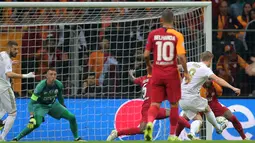 Pemain Real Madrid Toni Kroos (kanan) mencetak gol ke gawang Galatasaray pada laga Liga Champions di Istanbul, Turki, Selasa (22/10/2019). Real Madrid mengalahkan Galatasaray lewat gol tunggal Toni Kroos. (AP Photo)