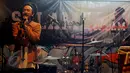 Duta Reggae Indonesia, Ras Muhamad tampil membawakan single Salam saat peluncuran album terbarunya di kawasan Kemang, Jakarta, Selasa (9/6/2015). Album yang berisi 16 lagu itu melibatkan banyak musikus reggae internasional. (Liputan6.com/Faisal R Syam)