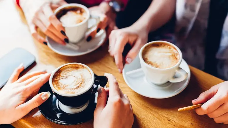 Selain hilangkan kantuk, minum kopi ternyata bisa menurunkan risiko terkena penyakit liver. (Sumber Foto: Shutterstock/The List)