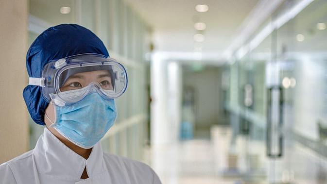 Sejumlah pengusaha memproduksi APD untuk tetap bertahan di tengah pandemi virus corona yang mewabah.