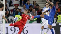 Kiper Uruguay, Fernando Muslera membuang bola dari kejaran pemain Italia, Eder pada laga Persahabatan di Nice Allianz Riviera stadium, Prancis, (7/6/2017). (AP/Claude Paris)