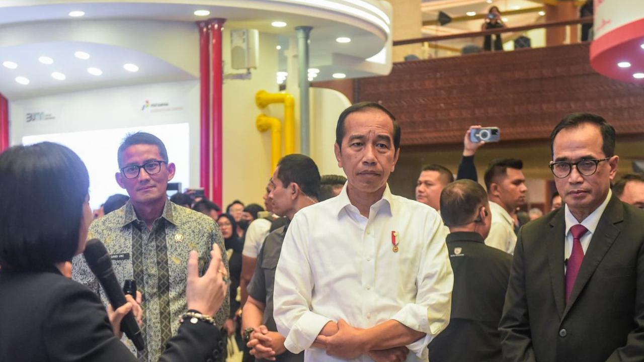 "Jadi banyak sekali homework, menantang tapi menyenangkan," ucapnya.