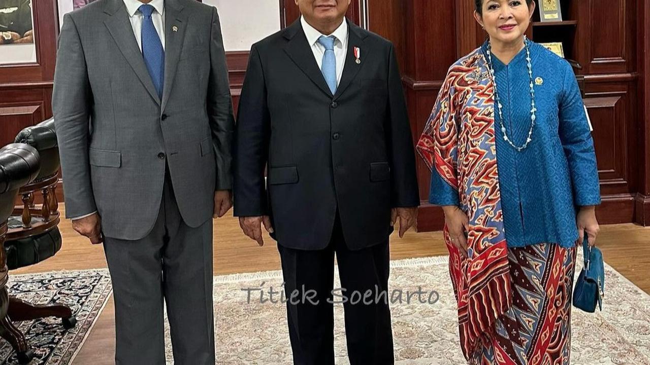 Gaya Kece Titiek Soeharto Foto Bareng Presiden Prabowo di Acara Sertijab Menhan