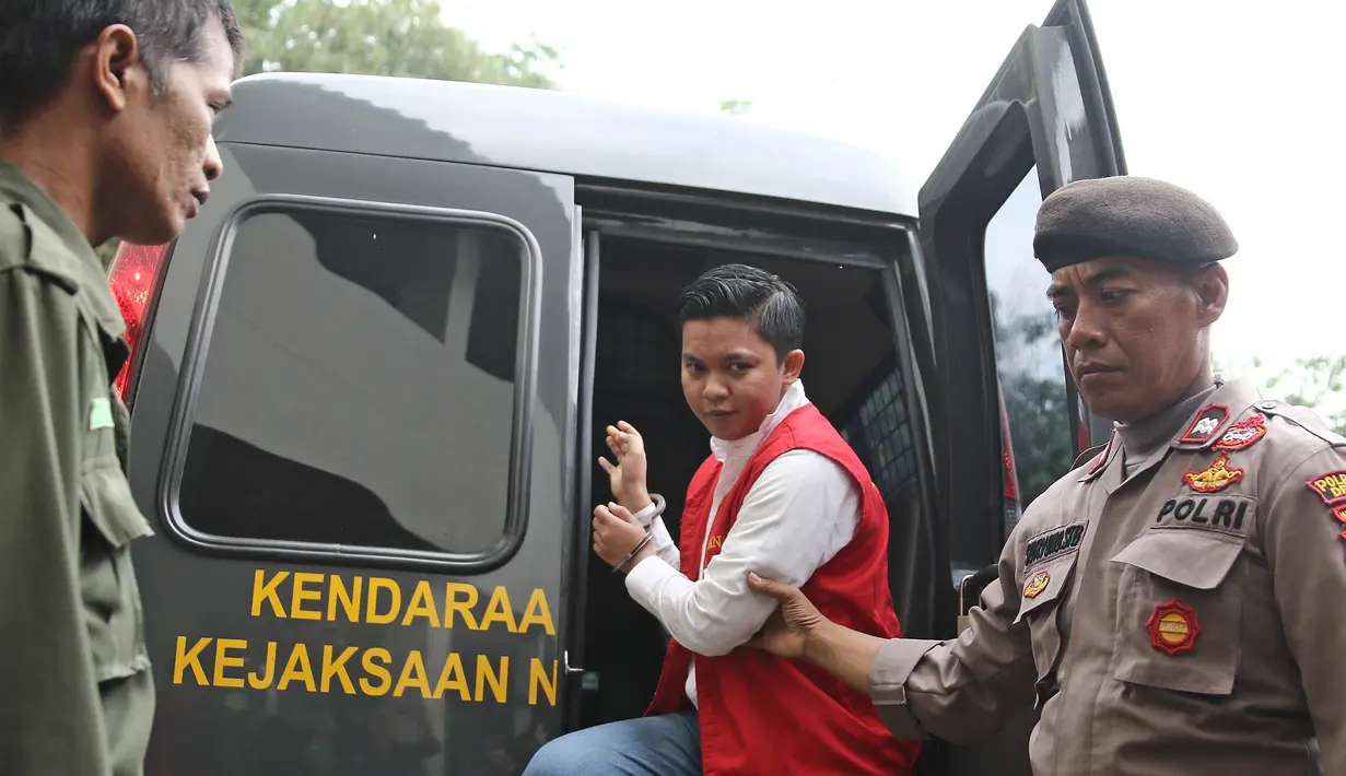 Komisaris First Travel Kiki Hasibuan tiba di Pengadilan Negeri Depok, Jawa Barat, Senin (21/5). Majelis hakim memutuskan melanjutkan sidang bos First Travel dengan agenda pembacaan putusan pada Rabu (30/5/2018). (Liputan6.com/Herman Zakharia)